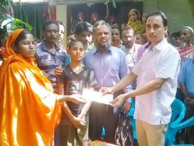 নির্বাহী অফিসার মোহাম্মদ আশেক হাসান চেক হস্তান্তর করছেনৎ