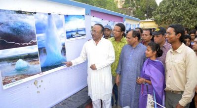 এভারেস্ট জয়ী তিন সহযাত্রীর আলোকচিত্র প্রদর্শনী উদ্বোধন করছেন এএইচএম খায়রুজ্জামান লিটন-০২