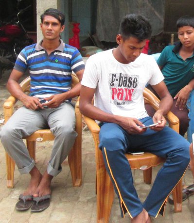 নিজের বাড়িতে বন্ধু হাফিজের সঙ্গে মুস্তাফিজ 