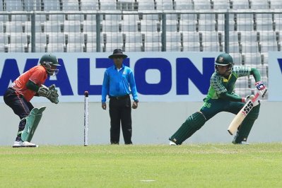 ৮০ বলে ৭২ রানের ইনিংস খেলার পথে মুশফিক