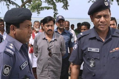 অজ্ঞাত নামা’ ছবির দৃশ্যে মোশাররফ করিম, শহীদুজ্জামান সেলিম ও শতাব্দী ওয়াদুদ।