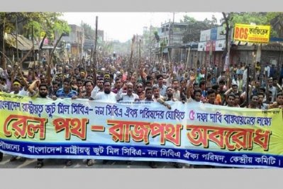 খুলনায় পাটকল শ্রমিকদের বিক্ষোভ