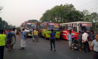 অবরোধে আটকা পড়া যানবাহন