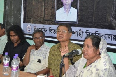 রাবিতে অধ্যাপক রেজাউল স্মরণসভায় বক্তব্য রাখছেন তার স্ত্রী হোসনে আরা