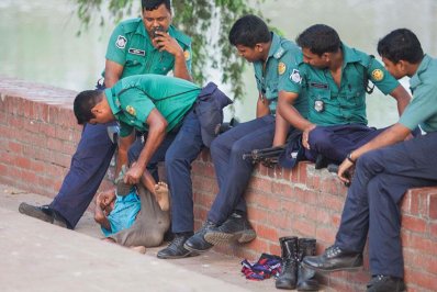 পায়ের কাছে ফেলে পুলিশের শিশু নির্যাতন