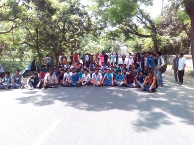 বিচারের দাবিতে এক ঘণ্টা সড়ক অবরোধ, বুধবার চার ঘণ্টা অবরোধের ঘোষণা