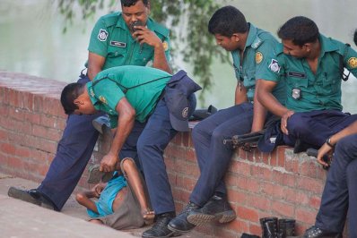 পায়ের কাছে ফেলে পুলিশের শিশু নির্যাতন