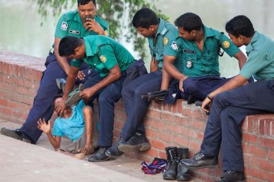 পায়ের কাছে ফেলে পুলিশের শিশু নির্যাতন