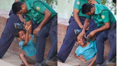 পায়ের কাছে ফেলে পুলিশের শিশু নির্যাতন