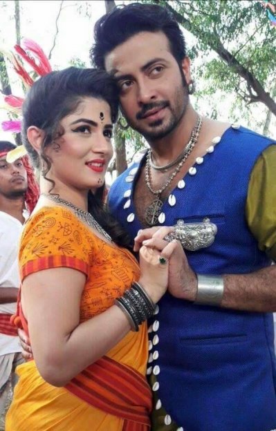 &lsquo;শিকারী&rsquo; ছবির শ্যুটিংয়ের ফাঁকে শ্রাবন্তী ও শাকিব খান