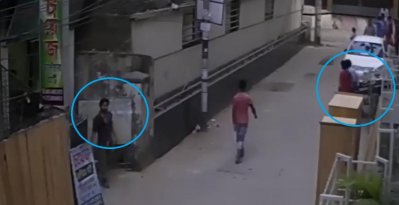 তৃতীয় ব্যক্তির অপেক্ষা বামদিকে