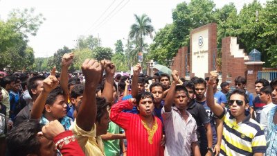 রাবি শিক্ষক রেজাউল করিম হত্যার প্রতিবাদে উত্তাল ক্যাম্পাস