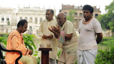জমিদারের কাছে হাত পেতেছেন ঘিসু ও মাধব।