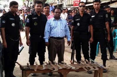 আ. লীগ চেয়ারম্যান প্রার্থীর নির্বাচনি ক্যাম্পের পাশ থেকে দেশীয় অস্ত্র উদ্ধার