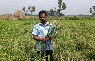 মাঠে কৃষক