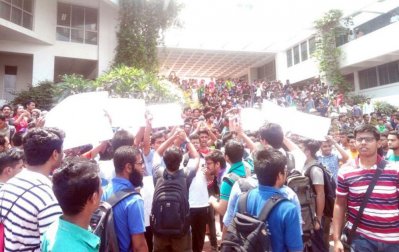 আহসানউল্লাহ বিশ্ববিদ্যালয় এলাকায় আন্দোলনরত শিক্ষার্থীরা