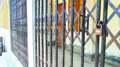 বিদ্যালয়ে তালা দেওয়ার প্রতীকী ছবি