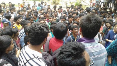 আহসানউল্লাহ বিশ্ববিদ্যালয় এলাকায় আন্দোলনরত শিক্ষার্থীদের একাংশ