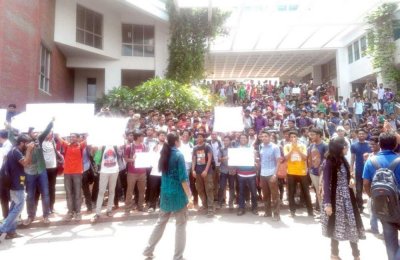 আহসানউল্লাহ বিশ্ববিদ্যালয় এলাকায় আন্দোলনরত শিক্ষার্থীরা