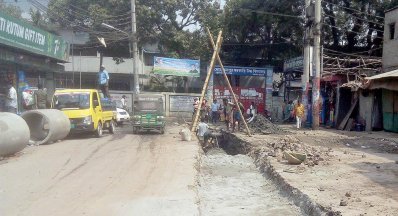 জীবিকার তাগিদে মে দিবসেও কাজ করছেন শ্রমিকরা