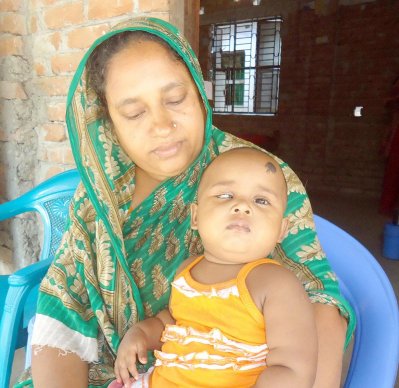 মার কোলে সুরাইয়া