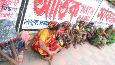 অন্যদিনের মতো মে দিবসেও কাজের অপেক্ষায় নারী শ্রমিকরা