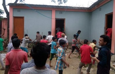 মাদক ব্যবসায়ীর বাড়ি গুঁড়িয়ে দিলো এলাকাবাসী