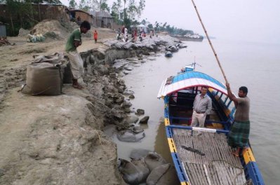 যমুনা নদীর তীরে পাউবোর বাঁধে ধস, চিত্র ২