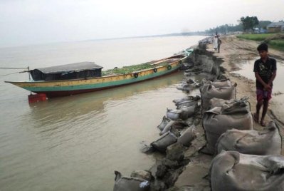 যমুনা নদীর তীরে পাউবোর বাঁধে ধস, চিত্র ১