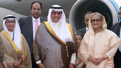 বিমানবন্দরে কুয়েতের প্রধানমন্ত্রীকে অভ্যর্থনা জানান শেখ হাসিনা
