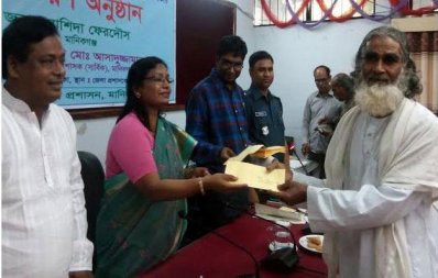 চেক গ্রহণ করছেন সাঈদুর রহমান বয়াতি
