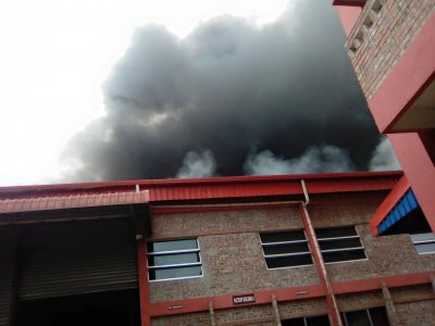 খুলনার দিঘলিয়ায় জুট মিলে আগুন