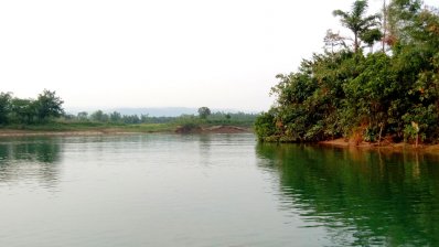 লালাখালের নীল পানিতে সবুজ পাহাড়ের ছায়া 