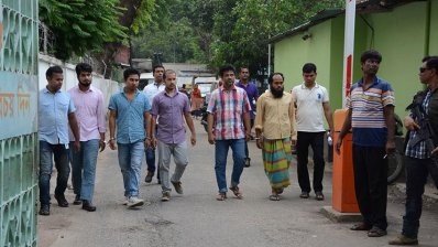 রাজধানীর বনশ্রী থেকে সিঙ্গাপুর ফেরত পাঁচ বাংলাদেশিকে আটক করে নিয়ে যাচ্ছে পুলিশ