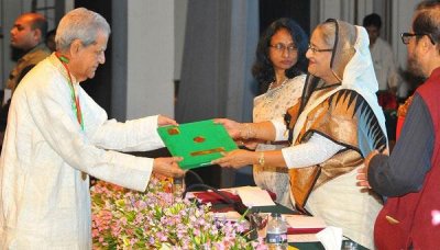 প্রধানমন্ত্রীর কাছ থেকে একুশে পদক নিচ্ছেন তোয়াব খান