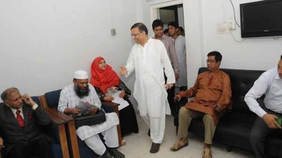 ঢাবি উপাচার্য, সাইফুর ও তার স্ত্রী বসে আছেন, আইনমন্ত্রী প্রবেশ করছেন