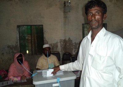 ভোট দিচ্ছেন ভোটার