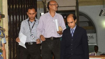 ট্রাইব্যুনালে রায়ের কপি দিয়ে বেরিয়ে আসছেন কর্মকর্তারা