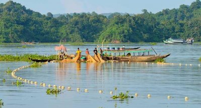 কাপ্তাই হ্রদে মাছ শিকার