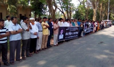 অধ্যাপক রেজাউল হত্যার বিচারের দাবিতে রাবি শিক্ষক সমিতির মানববন্ধন