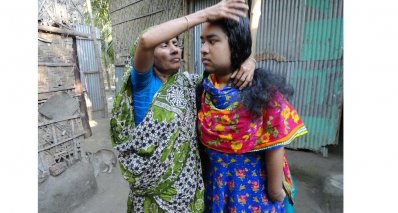 পা দিয়ে লিখে কৃতিত্বের স্বাক্ষর রেখেছে আরিফা