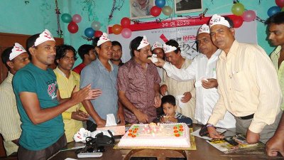 ১০ পাউন্ডের কেক কেটে লালমনিরহাটে বাংলা ট্রিবিউনের প্রতিষ্ঠাবার্ষিকী উদযাপন
