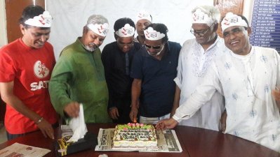 বাংলা ট্রিবিউনের ২য় বর্ষপূর্তির কেক কাটা হচ্ছে 