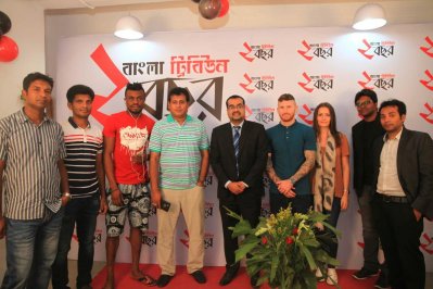 বাংলা ট্রিবিউনের ভারপ্রাপ্ত সম্পাদক জুলফিকার রাসেলের সঙ্গে আবাহনীর ম্যানেজার সত্যজিৎ দাশ রুপু, ইংলিশ ফরোয়ার্ড লি টাক ও তার বান্ধবী, নাইজেরিয়ান ফরোয়ার্ড সানডে চিজোবা, মিডফিল্ডার প্রাণতোষ দাশ ও সহকারী কোচ নজরুল ইসলাম। আরও আছেন জাতীয় হকি দলের গোলরক্ষক অসীম গোপ ও ডিফেন্ডার ফরহাদ আহম্মেদ শিতুল।