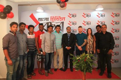 বাংলা ট্রিবিউনের ভারপ্রাপ্ত সম্পাদক জুলফিকার রাসেলের সঙ্গে আবাহনীর ম্যানেজার সত্যজিৎ দাশ রুপু, ইংলিশ ফরোয়ার্ড লি টাক ও তার বান্ধবী, নাইজেরিয়ান ফরোয়ার্ড সানডে চিজোবা, মিডফিল্ডার প্রাণতোষ দাশ ও সহকারী কোচ নজরুল ইসলাম। আরও আছেন জাতীয় হকি দলের গোলরক্ষক অসীম গোপ ও ডিফেন্ডার ফরহাদ আহম্মেদ শিতুল।