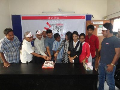 নাটোরে বাংলা ট্রিবিউনের জন্মদিনে চলছে কেক কাটা