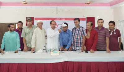 হবিগঞ্জে বাংলা ট্রিবিউনের ২য় বর্ষপূর্তি উপলক্ষে কেক কাটা হচ্ছে