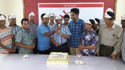 কেক কেটে বান্দরবানে বাংলা ট্রিবিউনের প্রতিষ্ঠাবার্ষিকী পালন করা হয়