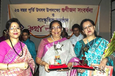 সংবর্ধিত আমিনা আহমেদ, রেহানা সিদ্দিকী ও সাদিয়া আফরিন। ছবি: সাজ্জাদ হোসেন।