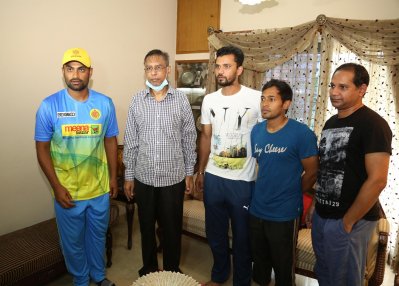 বাংলাদেশ জাতীয় ক্রিকেট দলের সাবেক অধিনায়ক হাবিবুল বাশার সুমনের বড় ভাই কাজী ইকরামুল বাশার তুহিনের পাশে মাশরাফি-তামিম-মুশফিক-তাসকিন